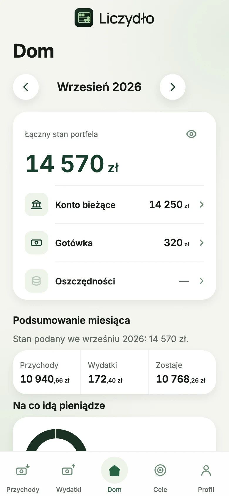 Ekran Dom w aplikacji: łączny stan portfela, trzy sakiewki — konto, gotówka, oszczędności — i podsumowanie miesiąca.